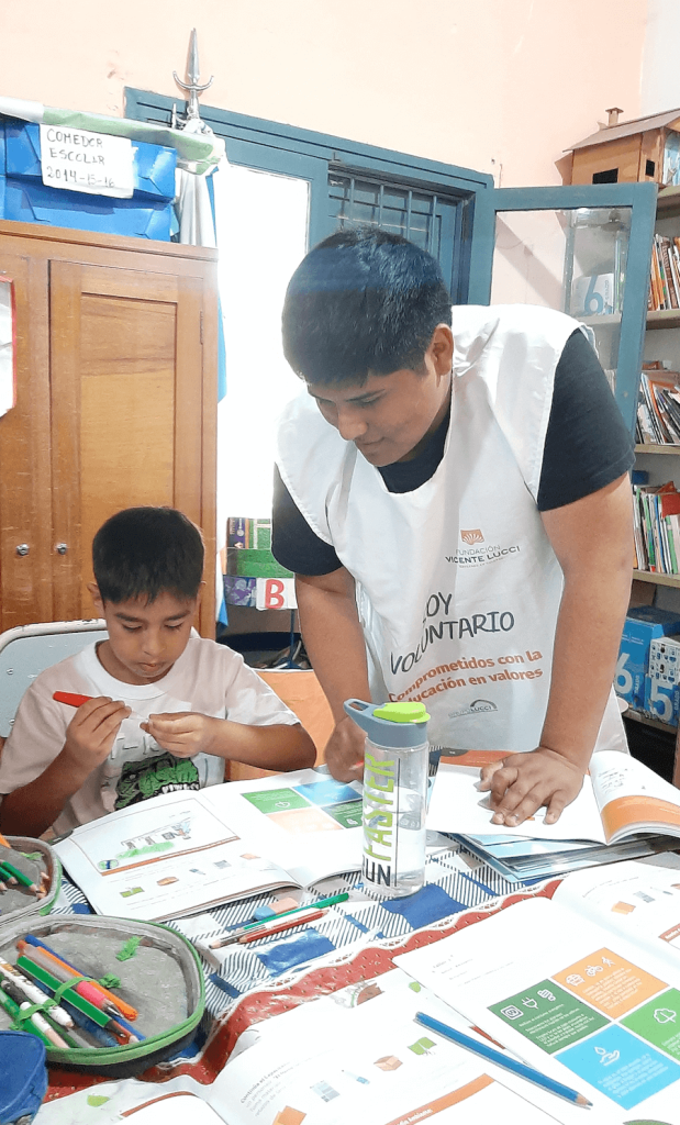 Lucas voluntario durante un operativo en escuelas rurales.