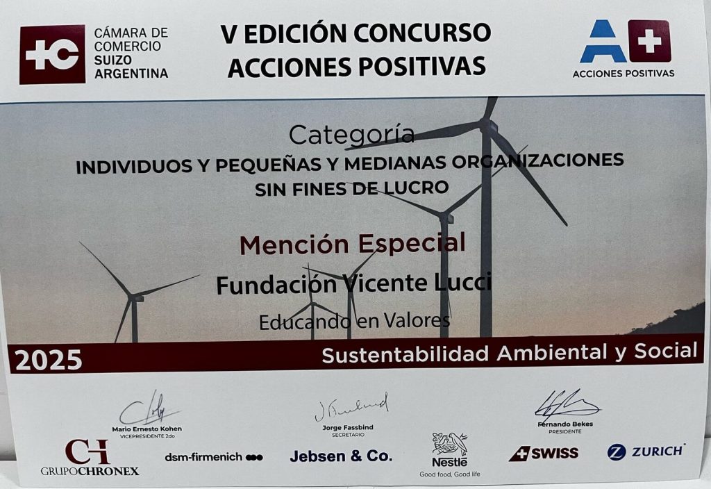 Placa oficial del Premio Acciones Positivas 2025 otorgado por la Cámara de Comercio Suizo Argentina a
la Fundación Vicente Lucci, por el programa Educando en Valores, en la categoría Sustentabilidad Ambiental y
Social.