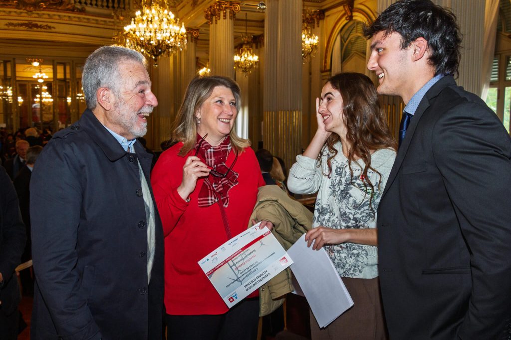 Carina Cavallo, Directora de Comunicaciones y RSE de Grupo Lucci, representante de la Fundación
Vicente Lucci; en diálogo con representante de Fundación Boreal y con integrantes de la Cámara de Comercio
Suizo Argentina durante la ceremonia del Premio Acciones Positivas 2025.