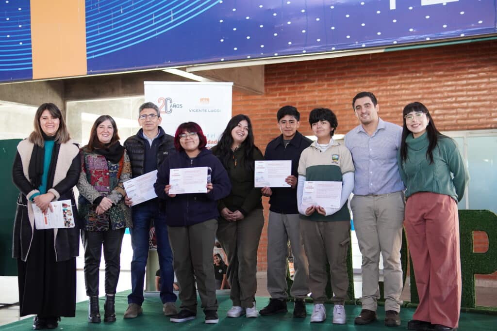 Equipo de Fundación Vicente Lucci junto a los ganadores del premio de la Escuela Secundaria Barrio Aeropuerto