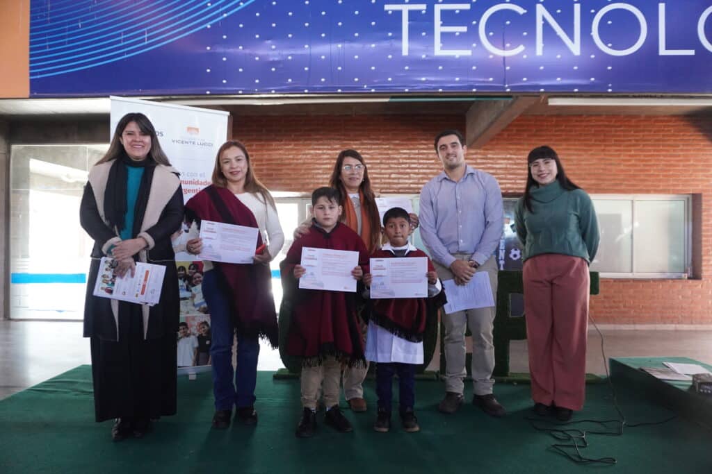 Equipo de Fundación Vicente Lucci junto a una escuela ganadora del Premio Fundación Vicente Lucci iniciativas sostenibles
