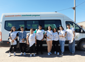 Lucas Galvan y otros voluntarios de Fundación Vicente Lucci.